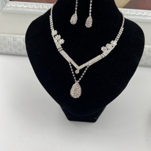 Pretty jewlery set with gemstones