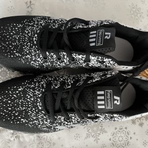 mens stylish trainers black and white colour size 42