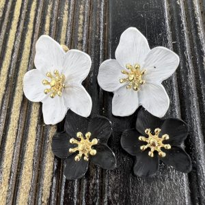 Floral pierced earrings Black and White with gold plated fixing