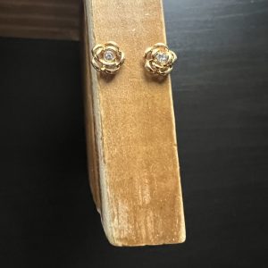 God plated floral earrings set with gemstone in middle