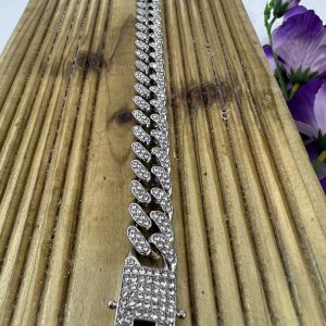 Rhinestone link bracelet sparkling and stylish link chain and a distinctive stone-studded clasp