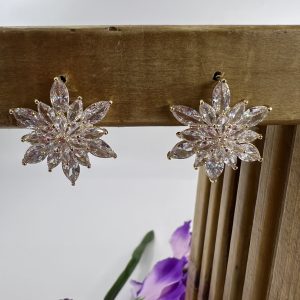 Gold plated vintage style star shaped earrings set with rhinestones