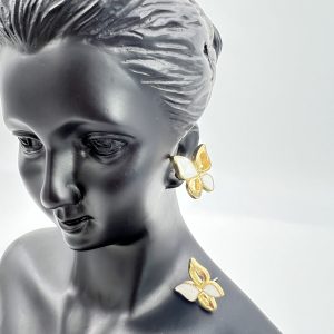 Butterfly shaped stud earrings 1 piece-colour white and gold