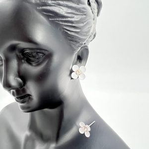 Flower shaped stud earrings 5petal design 1piece-colour white