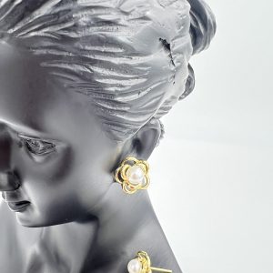 Elegant stud earrings