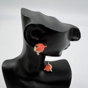 Eye catching stud earrings