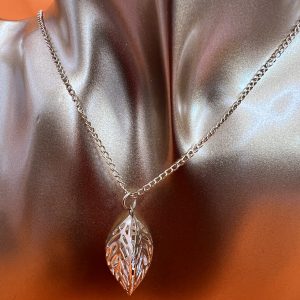 9 inch link chain with pendant colour yellow gold