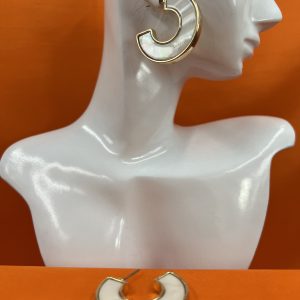 Half hoop vintage style design with pearlised filling