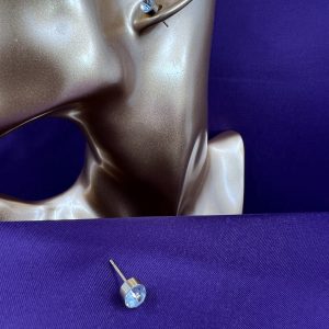 Stud earrings with gemstone centre