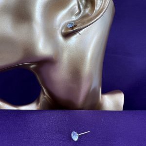 Stud earrings with gemstone in yellow gold fixing