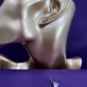 Stud earrings with gemstone set in gold fixing