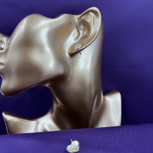 Heart shaped earrings with decorative design colour yellow gold