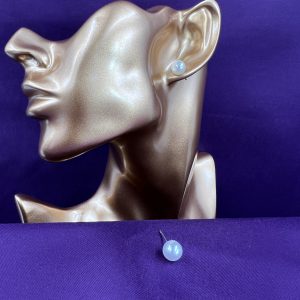 Faux pearl stud earrings colour white