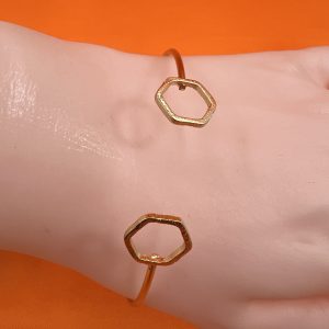 Bangle with design ends