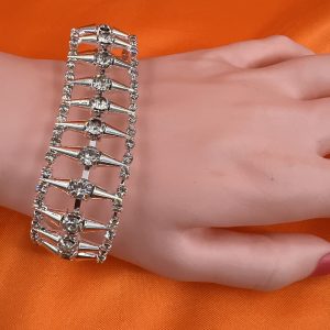 Beautiful bracelet set with design and gemstones