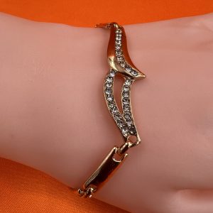 Bracelet with design gemstones and links