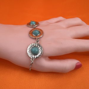 Bracelet with design gemstones set in discs