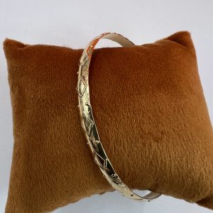 Bracelet with diamond shaped and dots