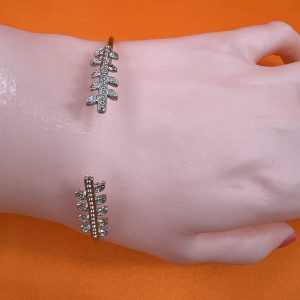 Leaf design finishes with dots bracelet go