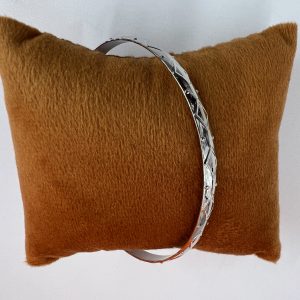 Bracelet with diamond and dots design