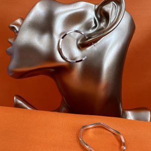 Hoop earrings with wavy design