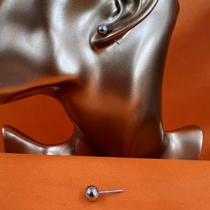 Ball shaped smooth stud earrings