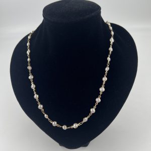Metal links chain with faux pearl